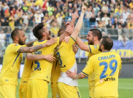 Il Frosinone vince 2 – 0 contro l’Ascoli e aggancia l’Empoli in vetta alla classifica