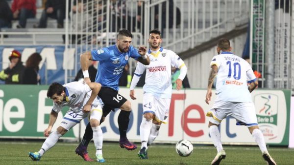 Continua il momento negativo per il Frosinone: a Novara Canarini sconfitti 2 – 1