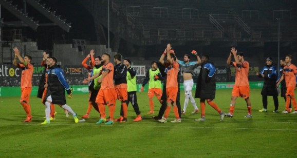 Cuore Latina! Sotto di due reti e in nove uomini i nerazzurri pareggiano 2-2 ad Ascoli