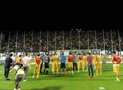 Frosinone eliminato dai play-off! Il Carpi passa al Matusa in 9 contro 11
