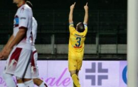 Il Frosinone ridotto in 10 pareggia ed evita la beffa, a Salerno ci pensa Crivello