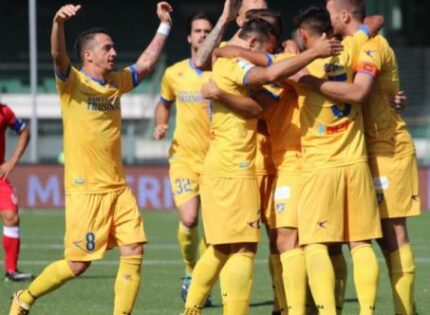 Il Frosinone batte il Bari e vola in vetta alla classifica