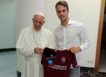 Papa Francesco riceve la maglia del Rieti da Davide Scaramuzzino in udienza privata a Santa Marta