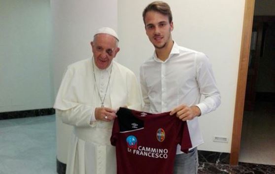 Papa Francesco riceve la maglia del Rieti da Davide Scaramuzzino in udienza privata a Santa Marta