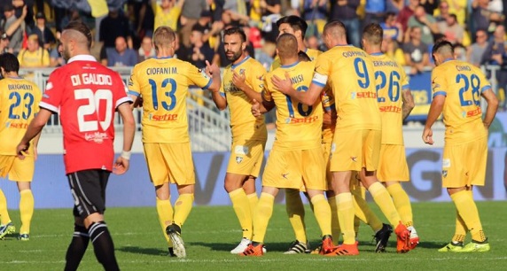 Il Frosinone batte il Parma (2-1) e sale sul tetto della Serie B