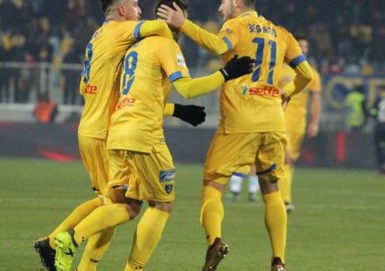 Frosinone, tre punti d’oro sotto l’albero: al Benito Stirpe contro l’Entella finisce 4 – 3