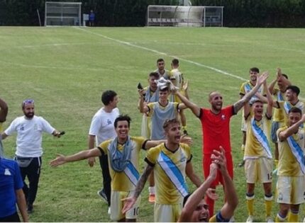 Spettacolo sugli spalti e battaglia in campo: Cavese-Sora termina 1-1 al ‘Luigi Ariola’