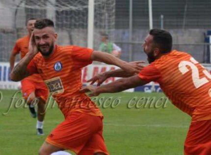 L’Aprilia compie l’impresa al ‘Quinto Ricci’: rimontata la Turris da 0-2 a 2-2, in dieci contro undici!
