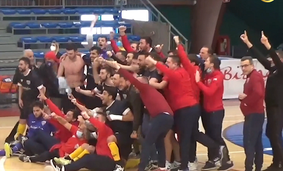 Apoteosi Fortitudo Futsal Pomezia! Vincendo lo scontro diretto con l’Eur Massimo il sogno Serie A2 è sempre più vicino: Il servizio