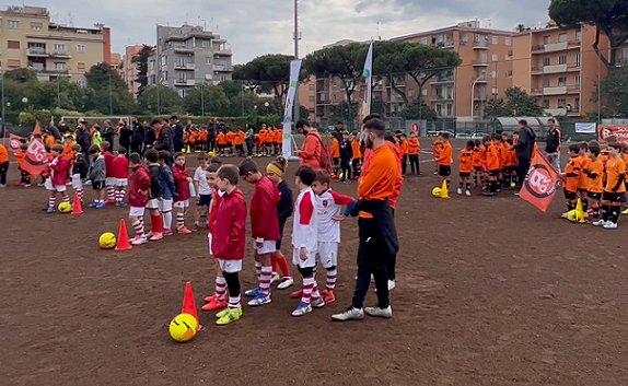 Il servizio della presentazione della scuola calcio della Roma 7.0 Academy e le interviste