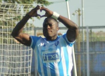 Seconda vittoria consecutiva per l’Aprilia, Njambe su calcio di rigore decide il recupero con il Carbonia