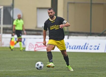 Mattia Ronchetti rinnova con l’Atletico Lariano: il capitano sarà ancora gialloverde