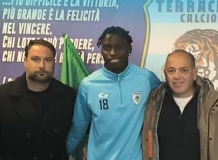 Il Terracina aggiunge qualità in attacco con il classe 2002 Michael Fayè: “Questa per me è un’opportunità importante, voglio regalare soddisfazioni alla Curva Mare”