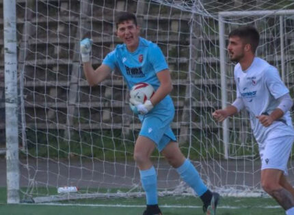 Il portiere Gabriele Oliva saluta la Sorianese
