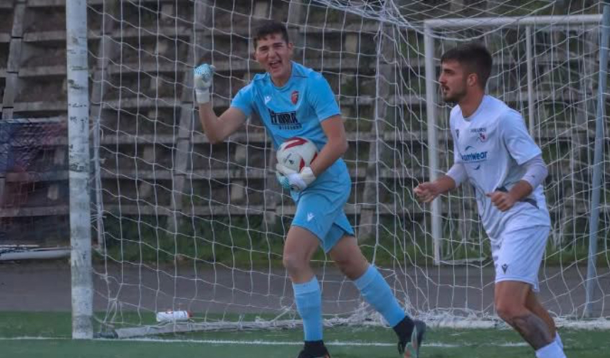 Il portiere Gabriele Oliva saluta la Sorianese